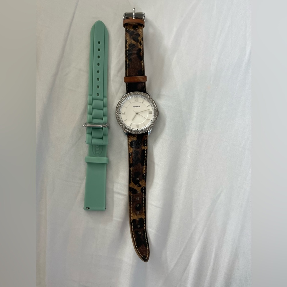 Fossil women interchangeable bands , comes with additional band , pre owned